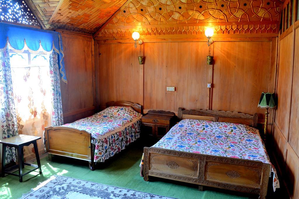 Hotel Kings Houseboats Srīnagar Habitación foto