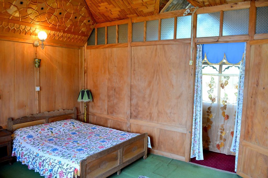 Hotel Kings Houseboats Srīnagar Habitación foto