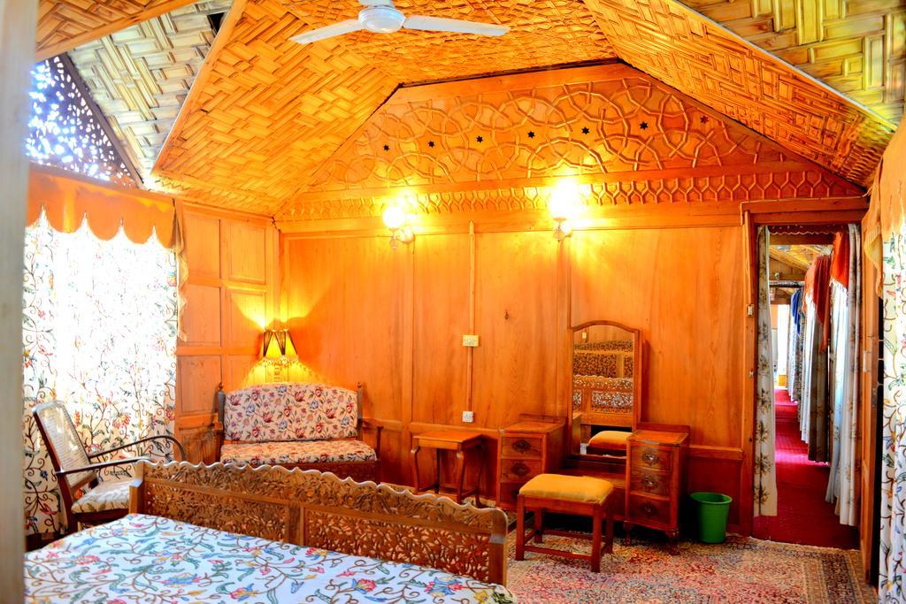 Hotel Kings Houseboats Srīnagar Habitación foto