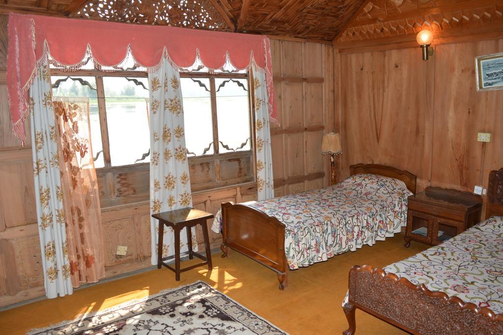 Hotel Kings Houseboats Srīnagar Habitación foto