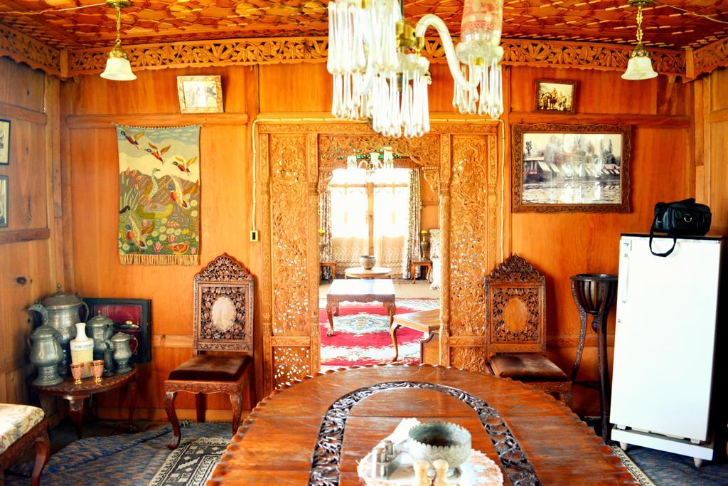 Hotel Kings Houseboats Srīnagar Exterior foto